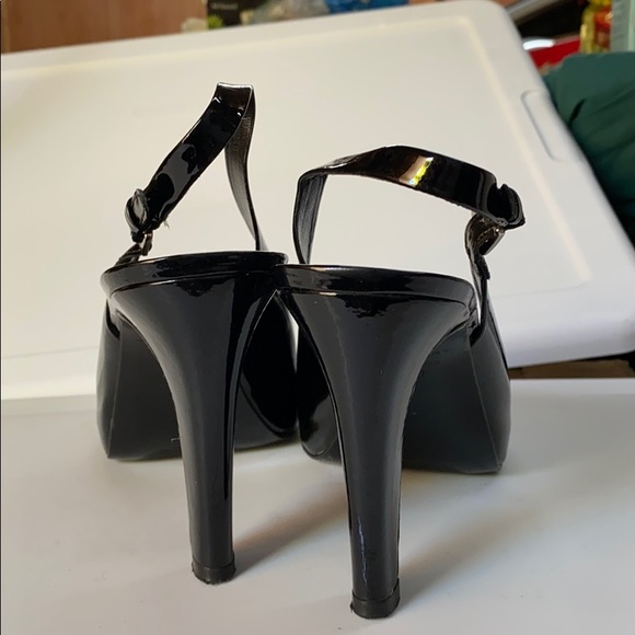 Ann Taylor Heels it comes with the original box. - Picture 3 of 4